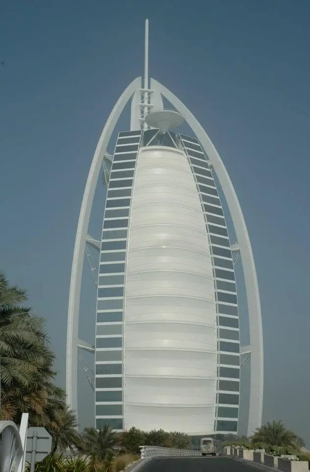 Burj Al Arab in Dubai vor blauem Himmel