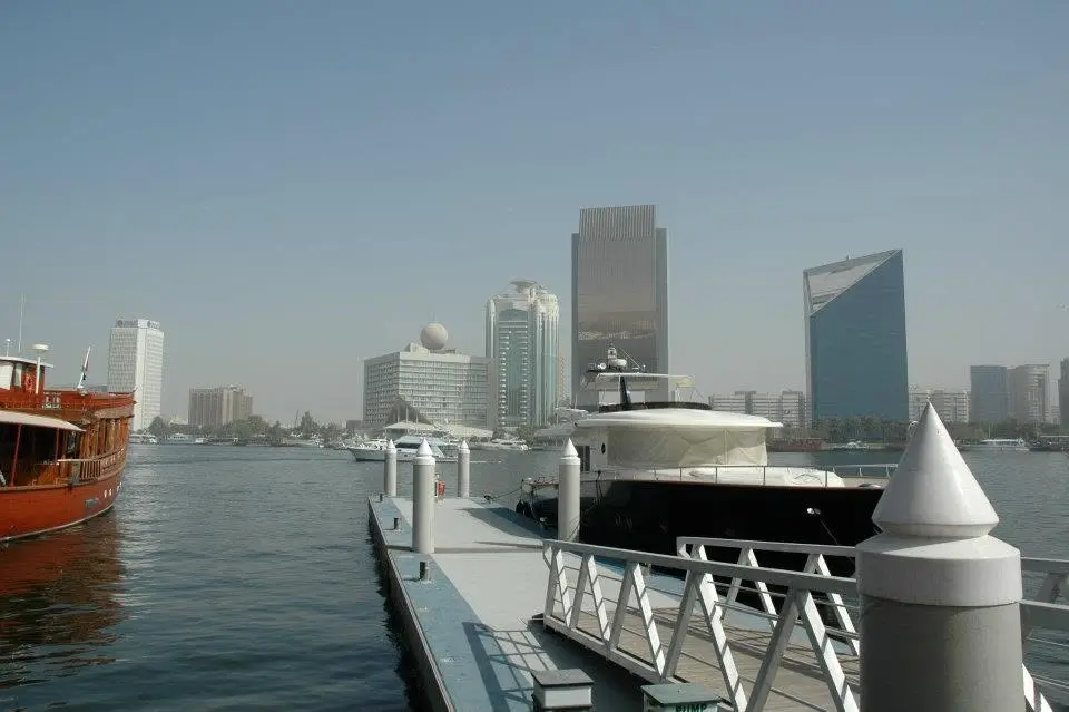 Boote und Skyline an einem Wasserweg in Dubai