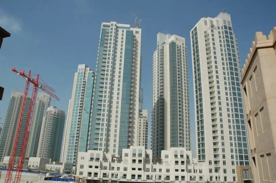 Moderne Hochhäuser und Baustellen in Dubai