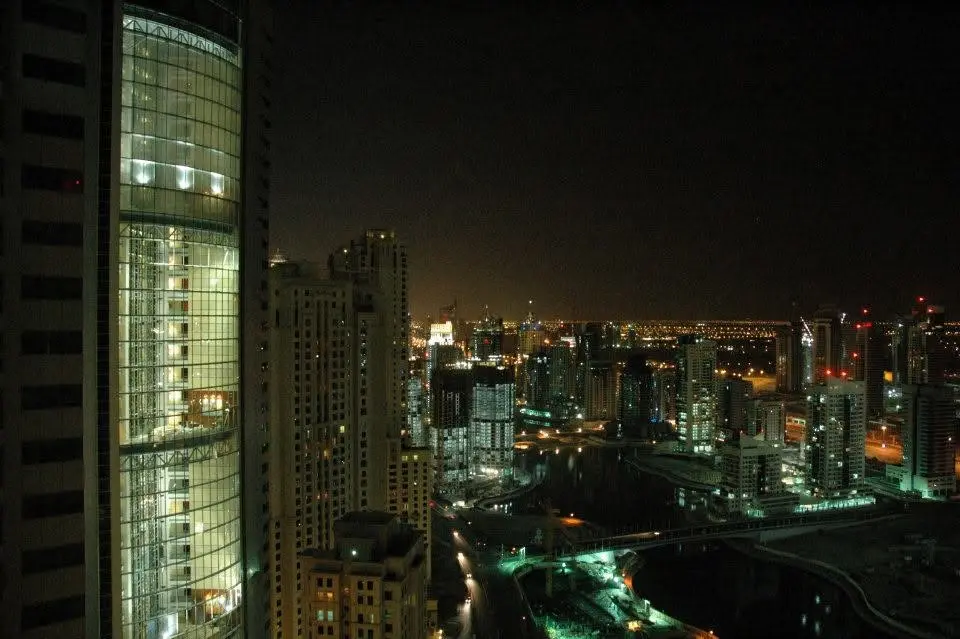 Beleuchtete Hochhäuser und Straßen in Dubai bei Nacht