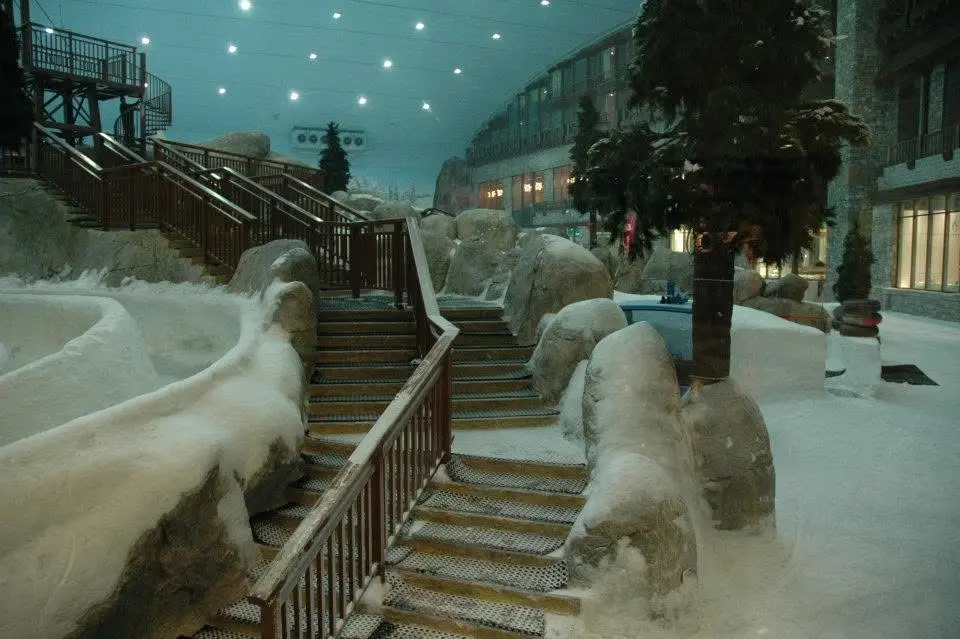 Verschneite Wege und Treppen in der Indoor-Winterwelt von Dubai
