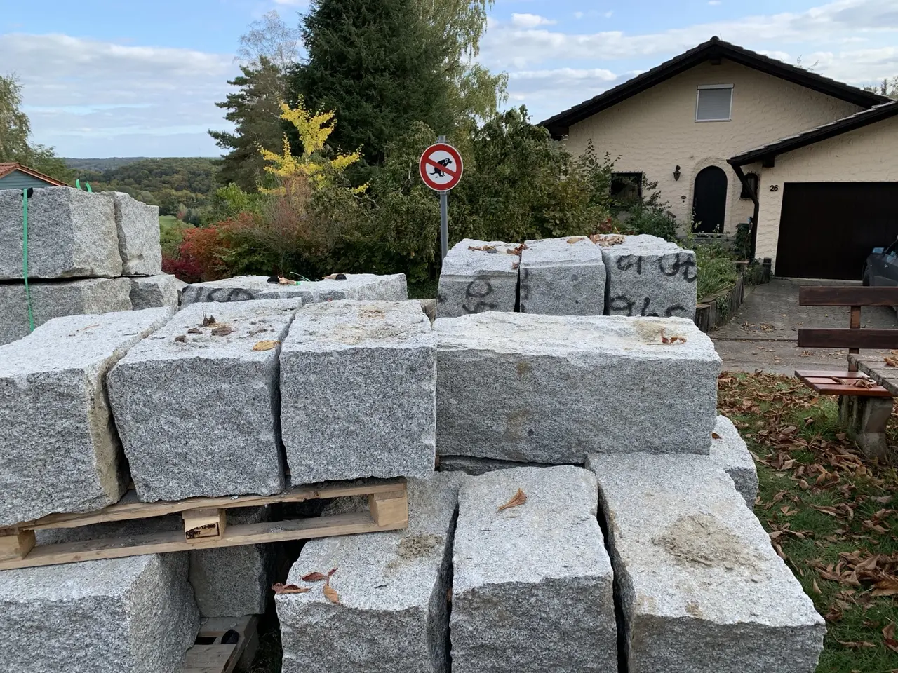 Große Granitblöcke liegen für den Bau der Gartenmauern bereit