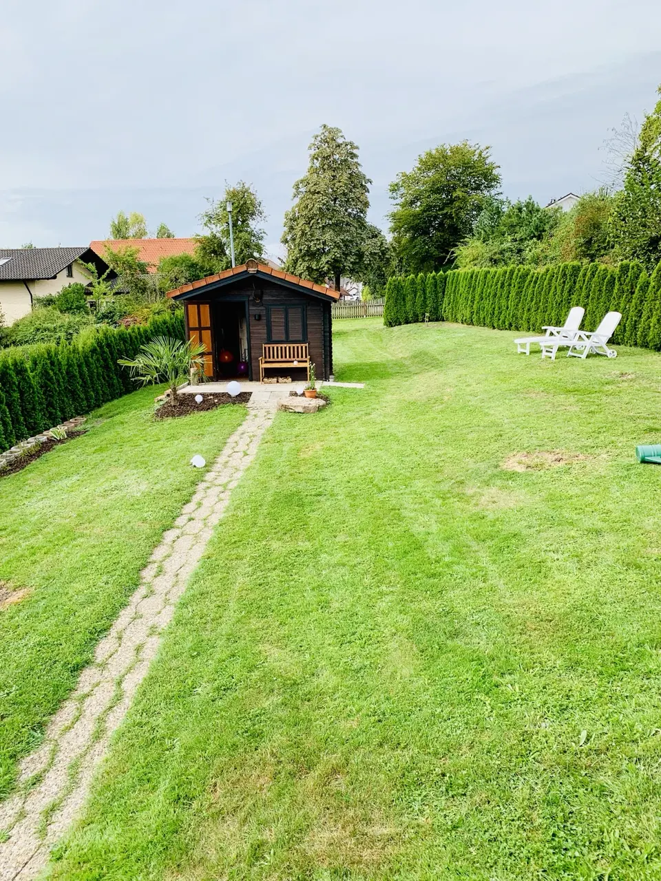 Frühere Gartenansicht mit Gartenhaus und schmalem Weg