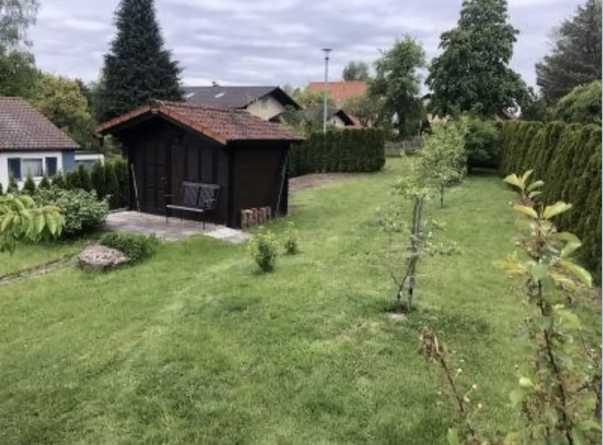 Frühere Ansicht des Gartens mit großer Rasenfläche und Gartenhaus