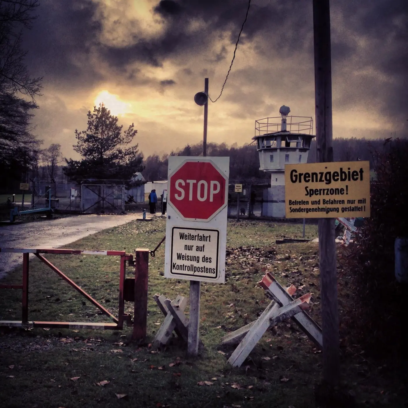 Historisches Hinweisschild und Absperrung im ehemaligen innerdeutschen Grenzgebiet