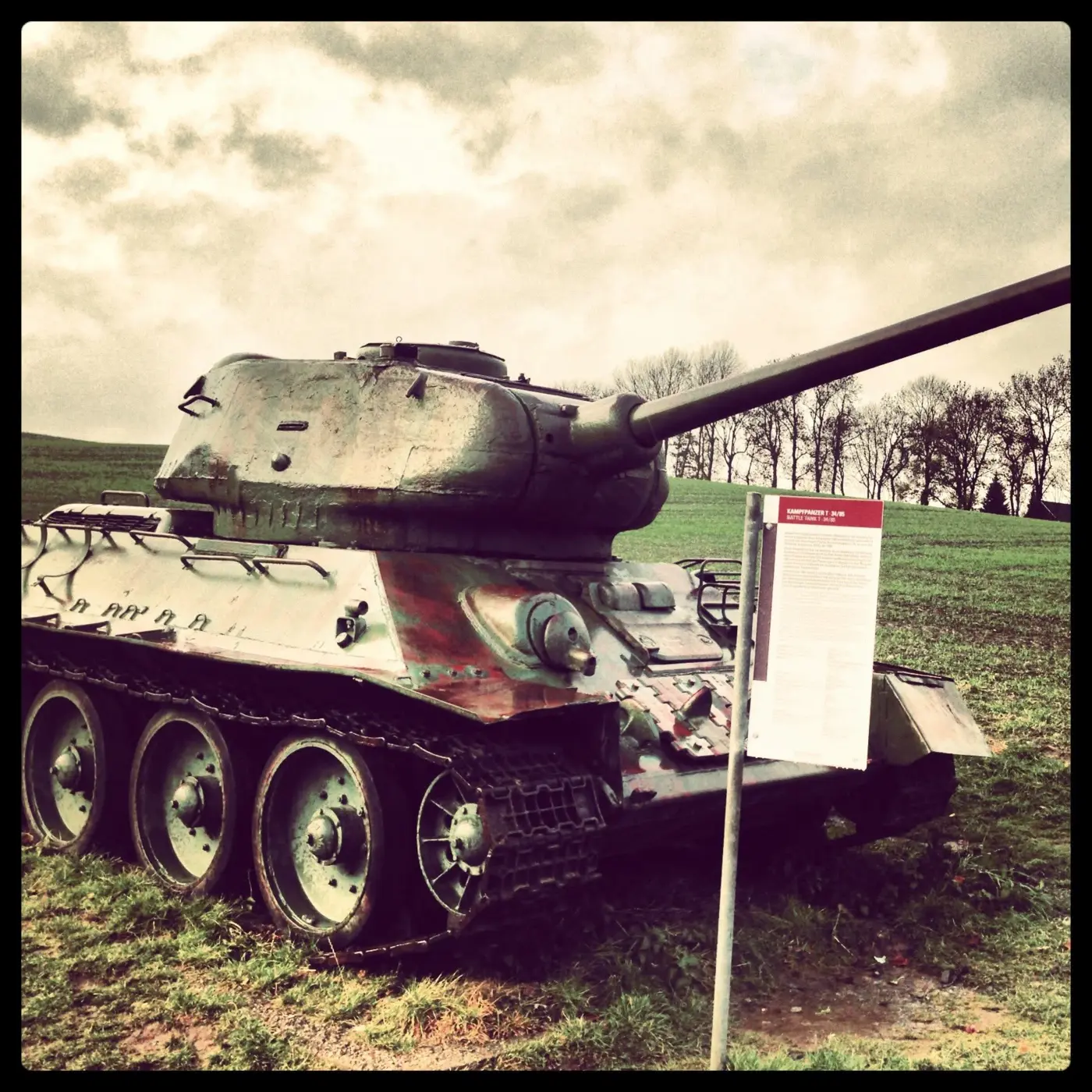 Historisches Militärfahrzeug an einer Erinnerungsstätte zur deutschen Teilung