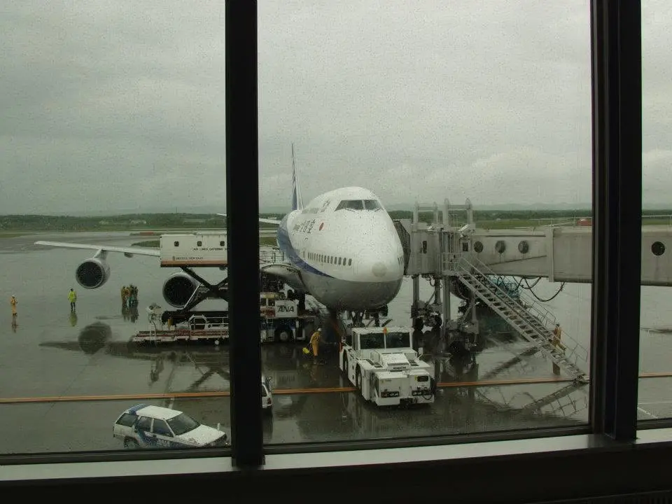 ANA-Flugzeug an einem regnerischen Flughafen in Japan