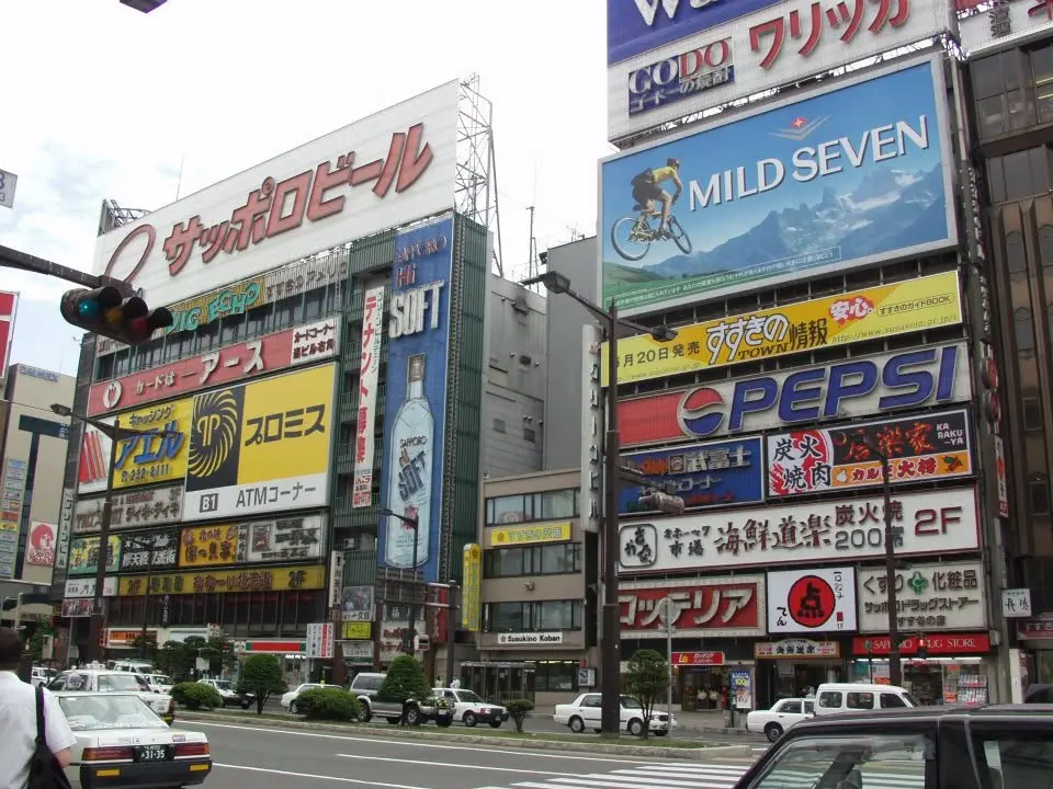 Straßenszene mit japanischer Beschilderung in Sapporo