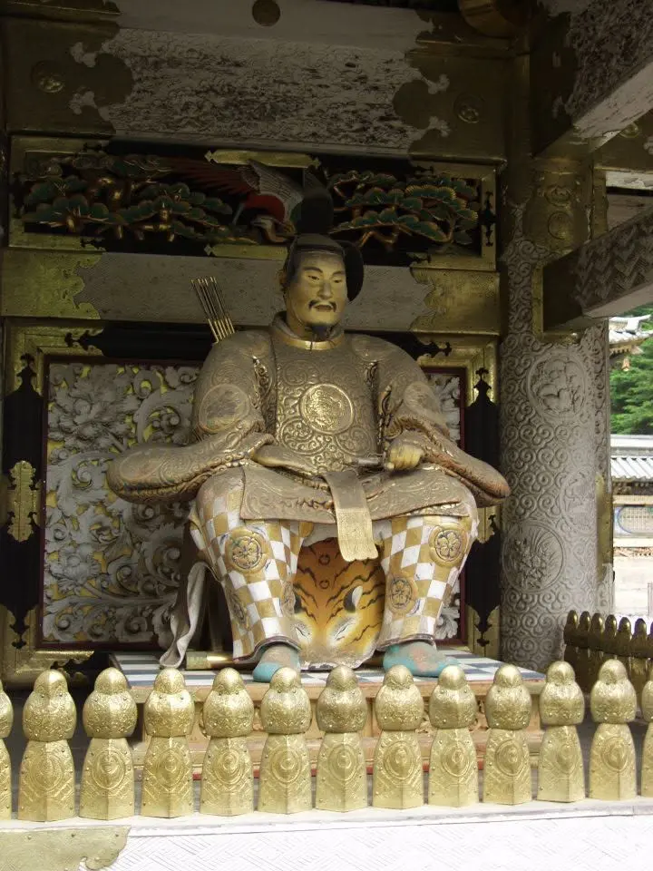 Reich verzierte historische Statue in einer japanischen Tempelanlage