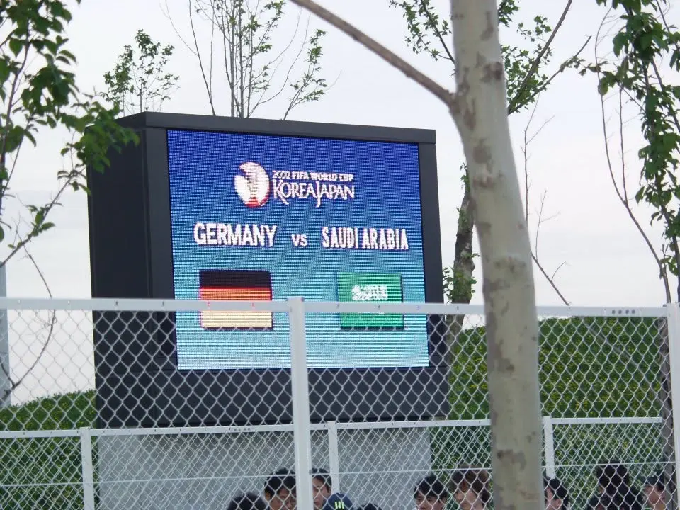 Anzeigetafel zur Begegnung Deutschland gegen Saudi-Arabien bei der WM 2002