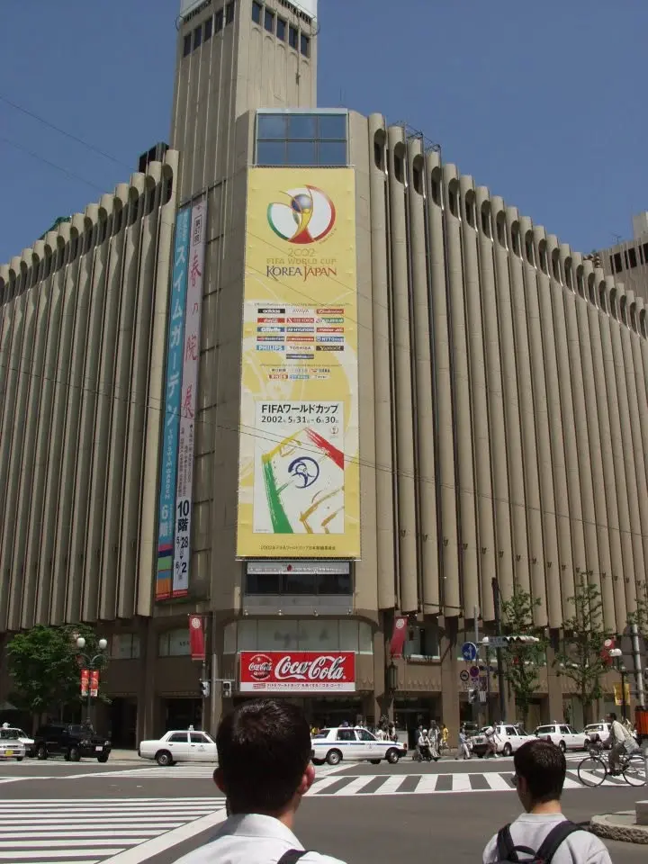 Großes Banner der Fußball-WM 2002 an einem Gebäude in Tokio