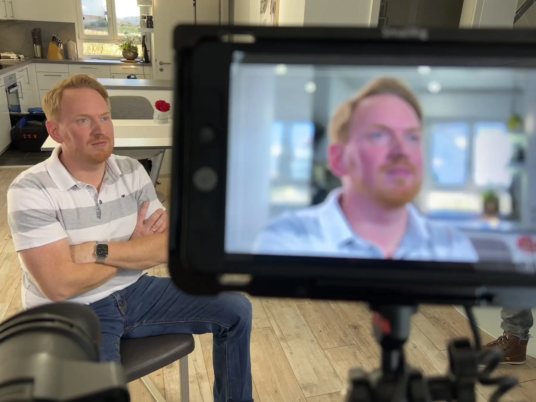 Marcus während einer Videoaufnahme vor einer Kamera