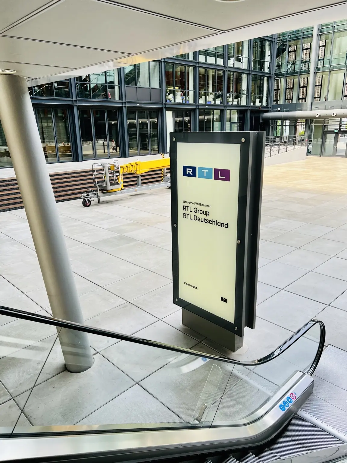 Wegweiser auf dem Gelände von RTL Deutschland