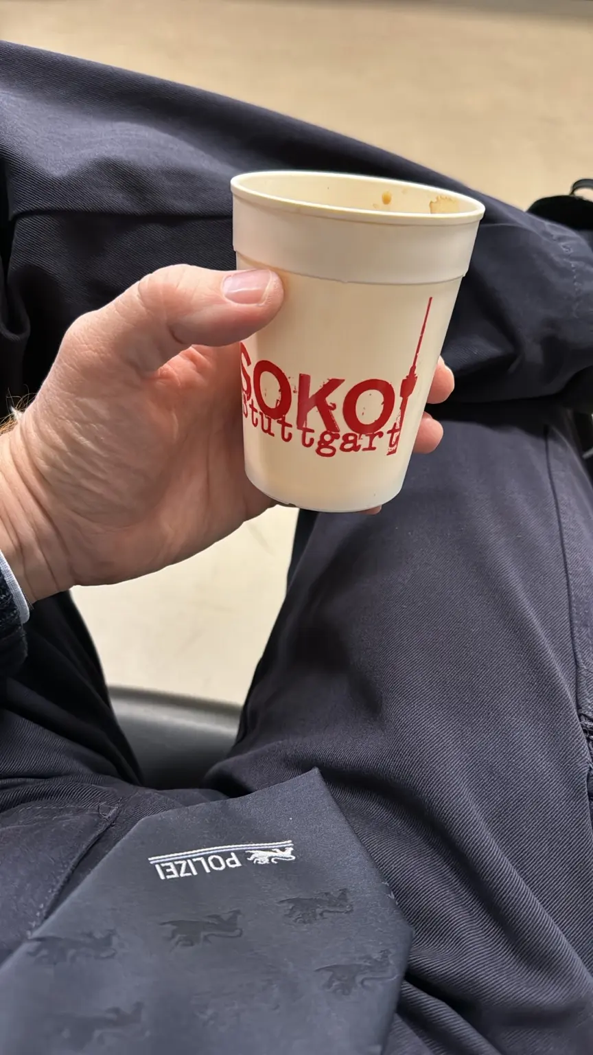 Tasse mit der Aufschrift SOKO Stuttgart als Erinnerung an den Dreh