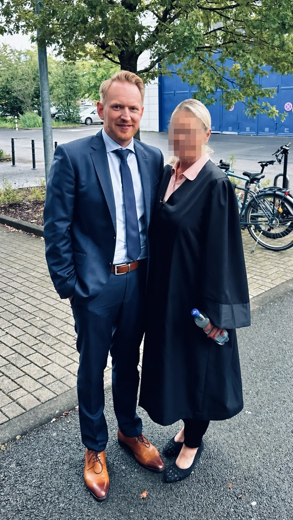 Marcus im Rollenoutfit bei Das Strafgericht; die weitere Person ist vollständig unkenntlich gemacht