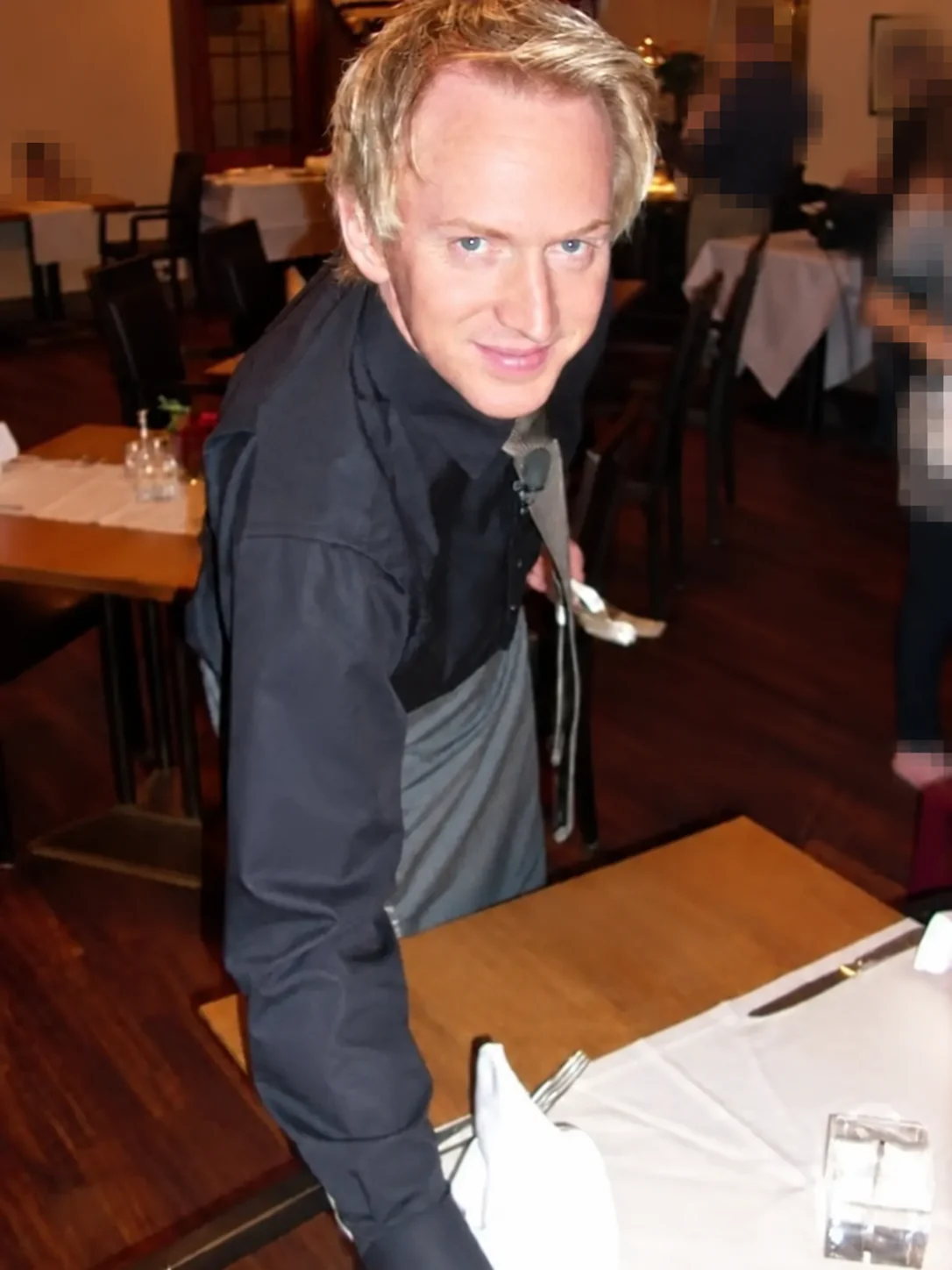 Marcus im Service bei Unter Volldampf; Personen im Hintergrund sind vollständig unscharf