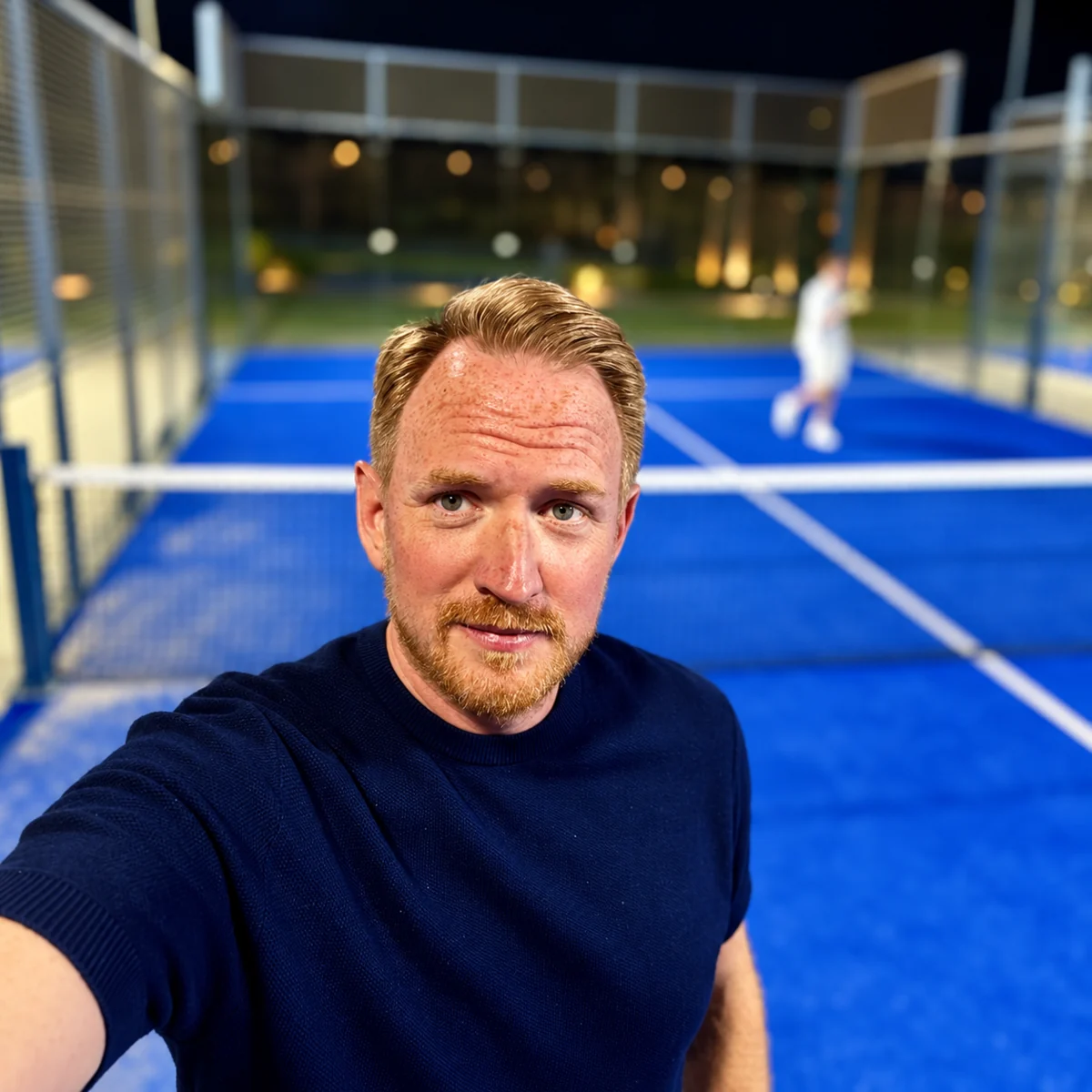 Authentisches Porträt von Marcus auf einem Padel-Court