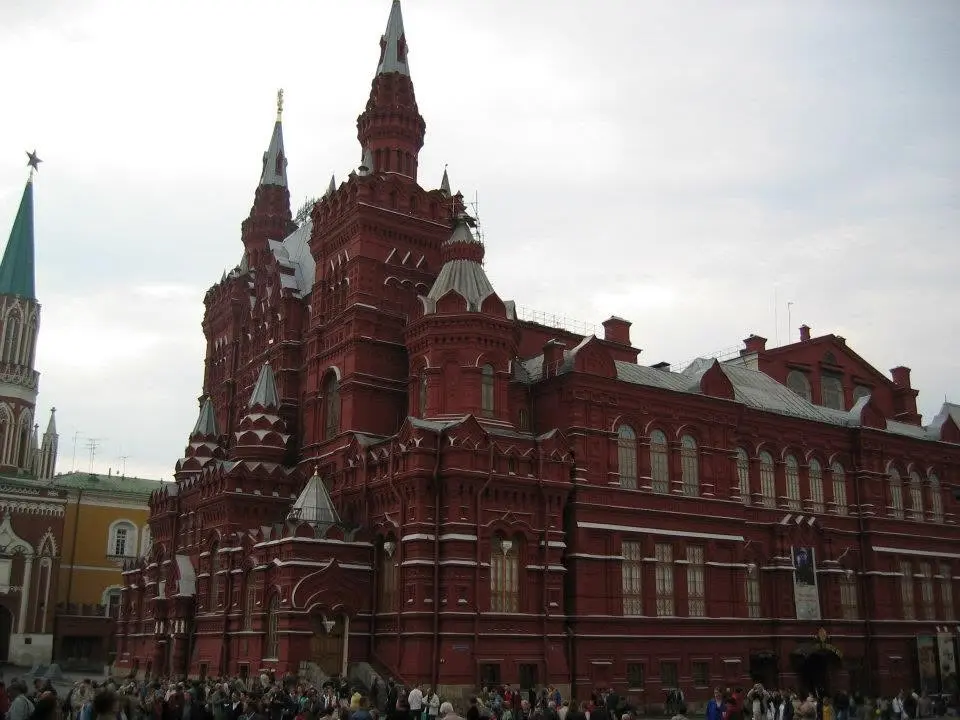 Historisches rotes Gebäude am Roten Platz in Moskau