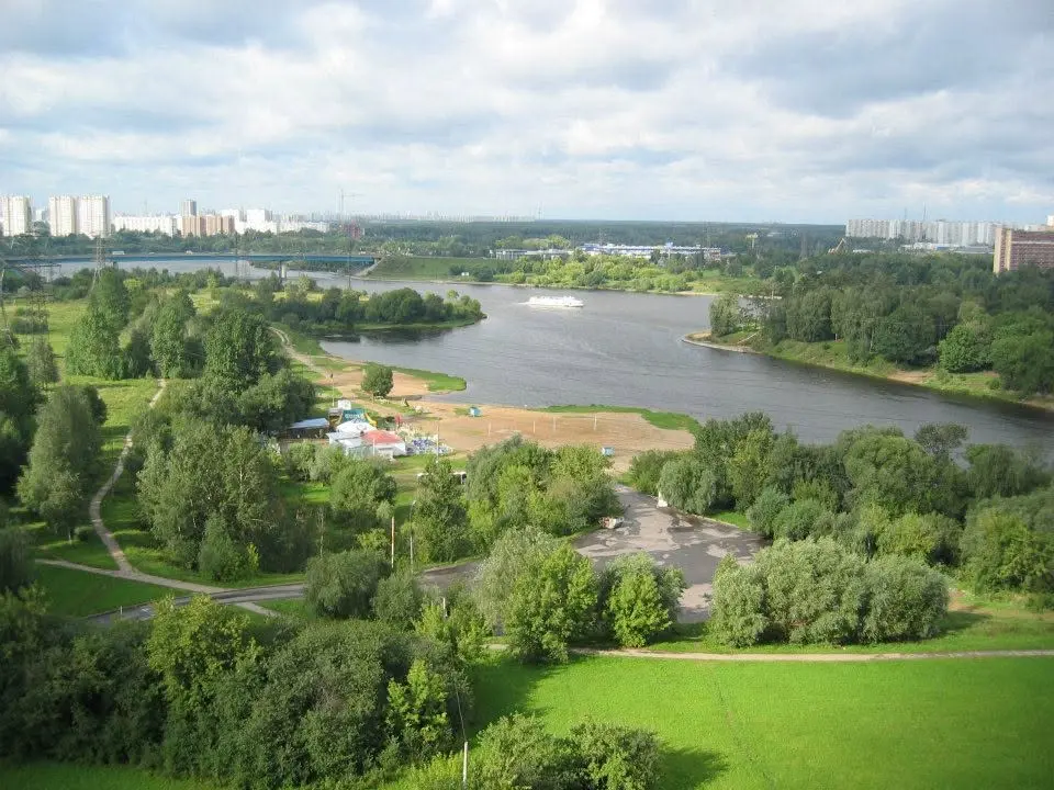 Weite grüne Stadtlandschaft in Moskau aus erhöhter Perspektive