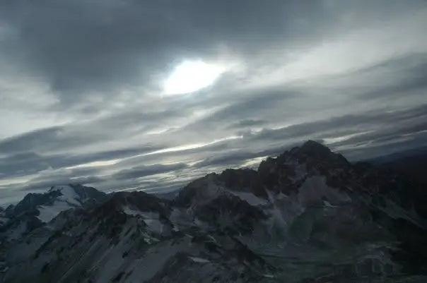 Dramatischer Blick aus der Luft auf verschneite Berge in Neuseeland