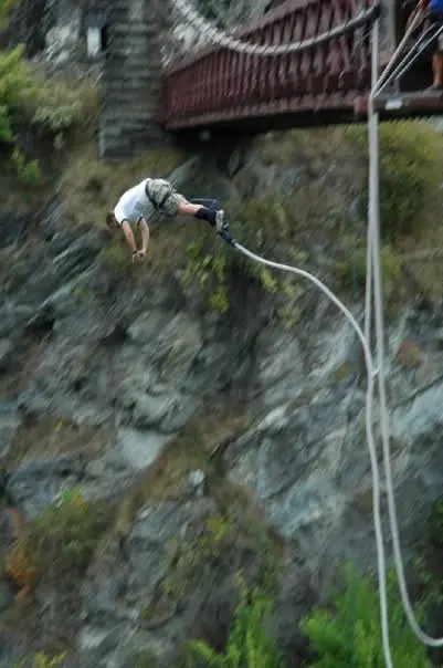 Bungeesprung über einer felsigen Schlucht in Neuseeland