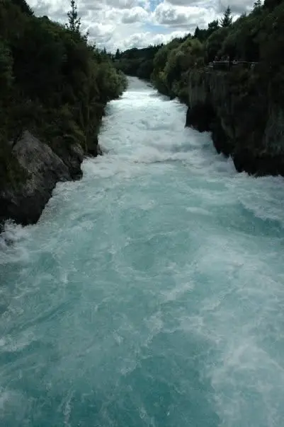 Türkisfarbener Fluss zwischen Felsen und dichtem Grün in Neuseeland