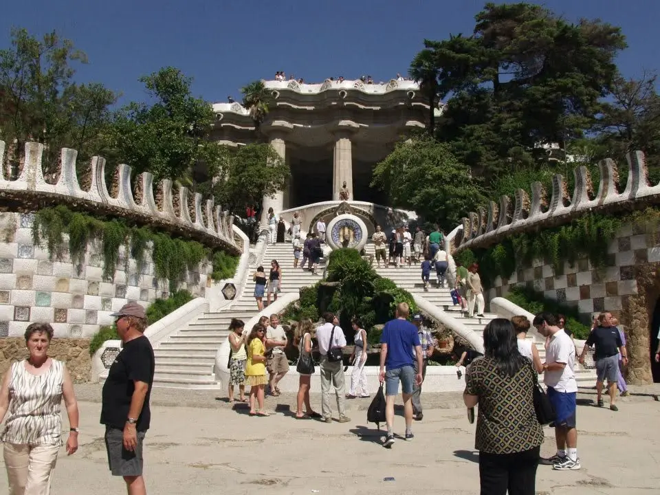 Monumentale Treppenanlage und Mosaike im Park Güell in Barcelona