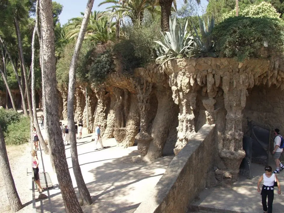 Von Steinsäulen gesäumter Weg im Park Güell in Barcelona